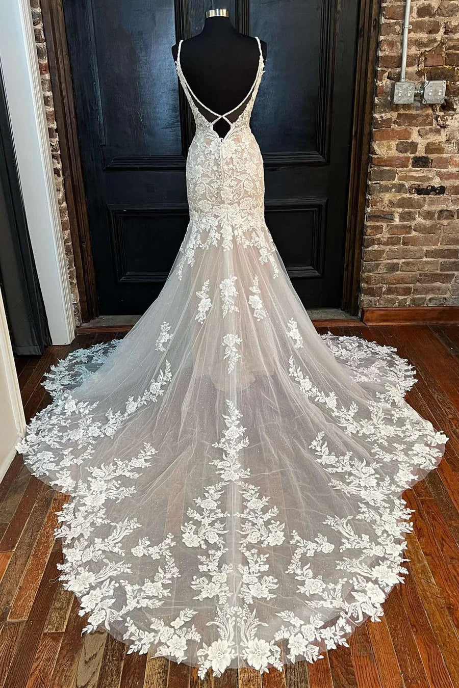 Vestido de novia largo de corte trompeta con espalda descubierta y apliques